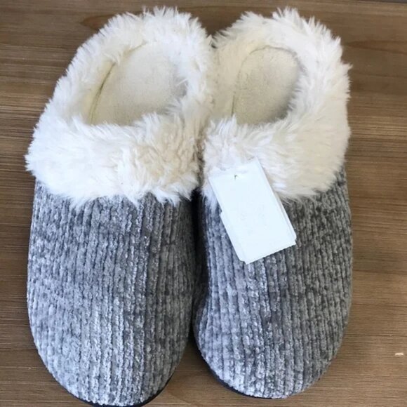 Isotoner Slippers - Picture 3 of 6